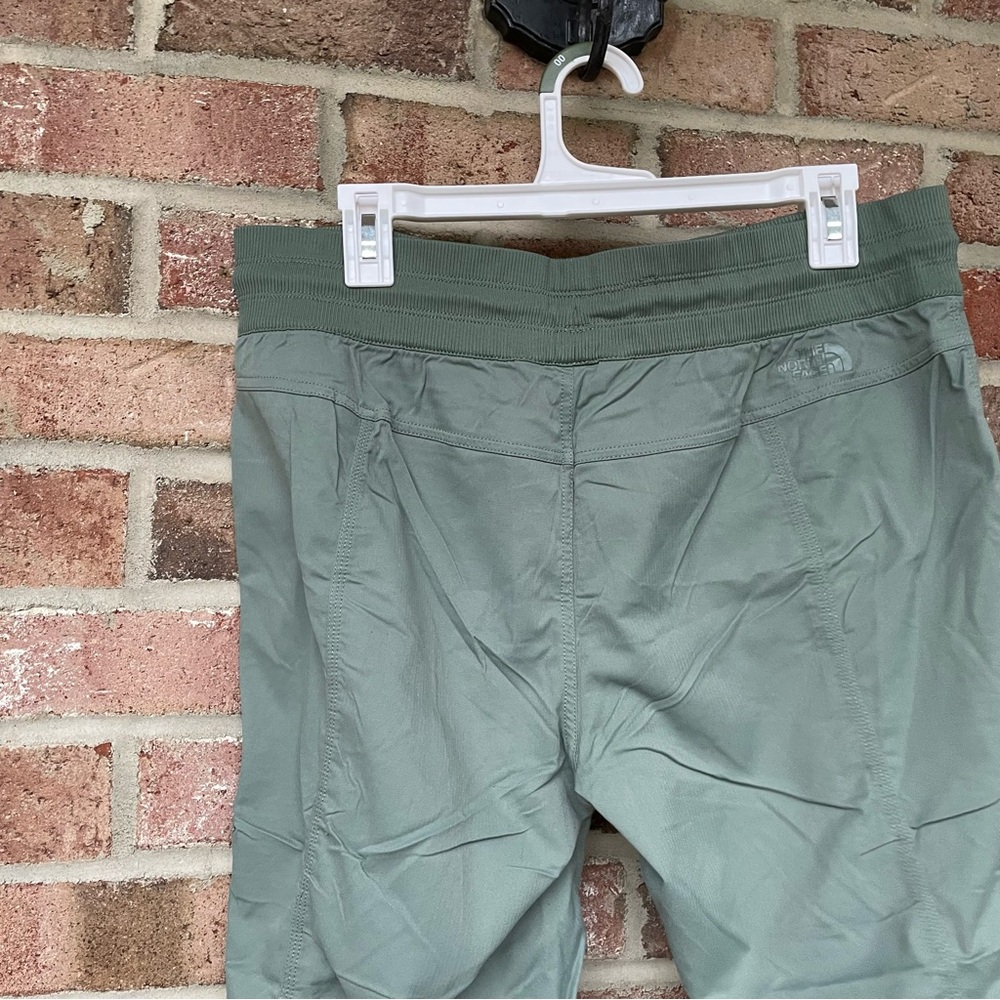 North Face sage green lightweight active capri pants Women Large - Picture 8 of 13